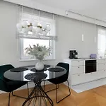شقة Elegant With Parking Space And Balcony By Renters