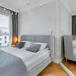 Elegant With Parking Space And Balcony By Renters غدينيا