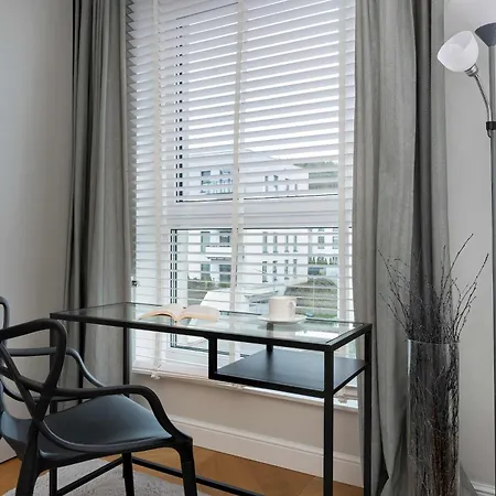 Elegant With Parking Space And Balcony By Renters غدينيا