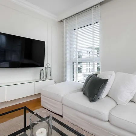 Elegant With Parking Space And Balcony By Renters غدينيا