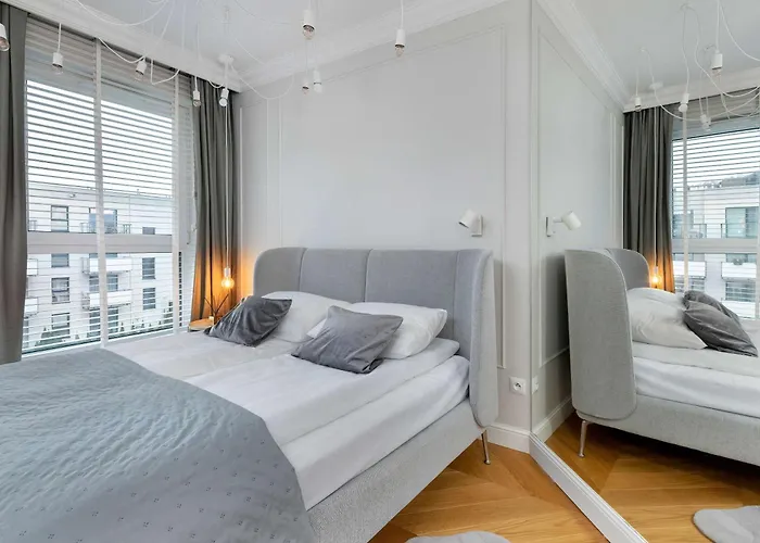 Elegant With Parking Space And Balcony By Renters غدينيا