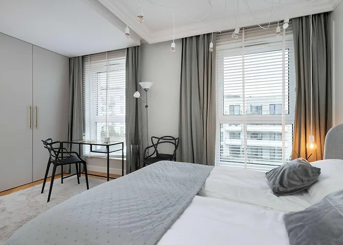 Elegant With Parking Space And Balcony By Renters غدينيا