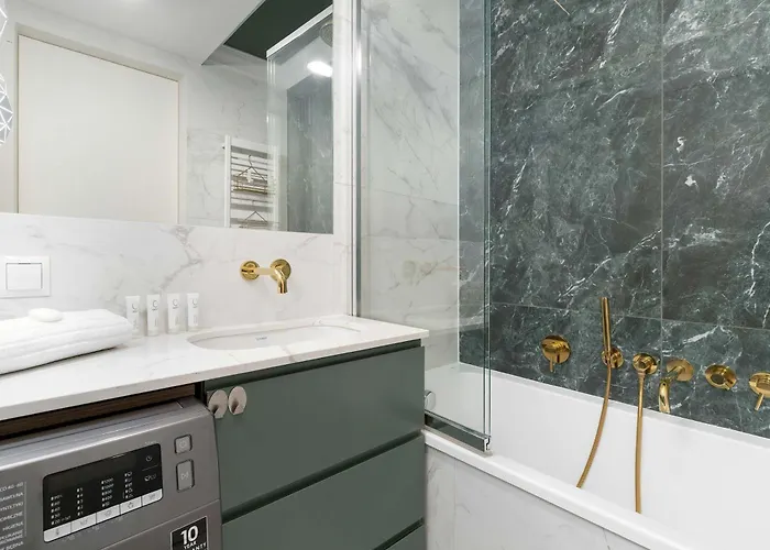 Elegant With Parking Space And Balcony By Renters غدينيا